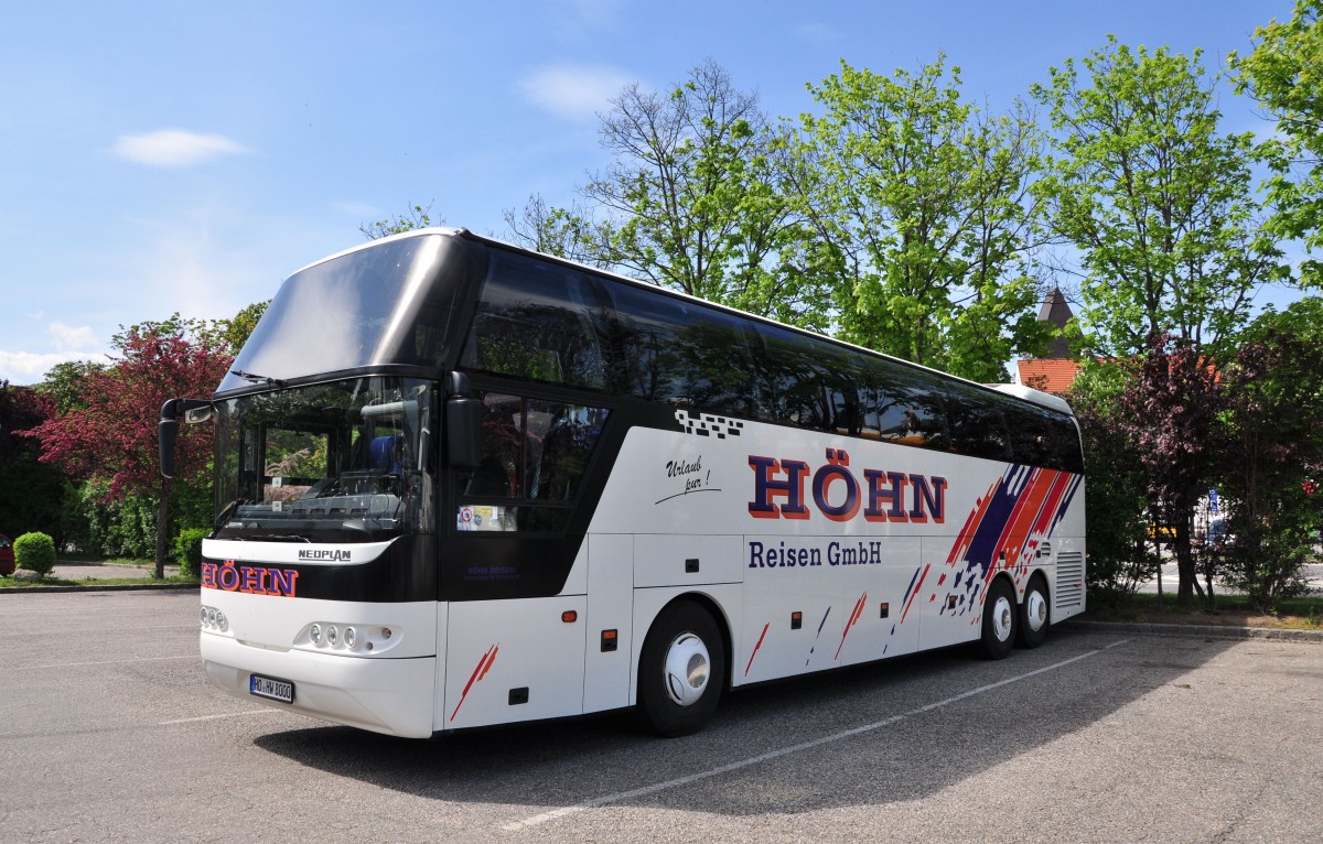 Neoplan Cityliner von H�HN Reisen aus der BRD am 8.5.2015 in Krems unterwegs.