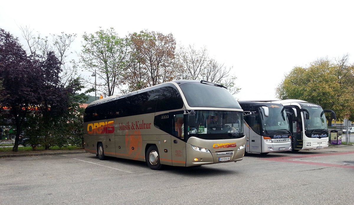 Neoplan Cityliner von Johann Ofner ORBIS Musik und Kultur aus �sterreich,flankiert von 2 Bussen von Zw�lfer Reisen in Krems gesehen.