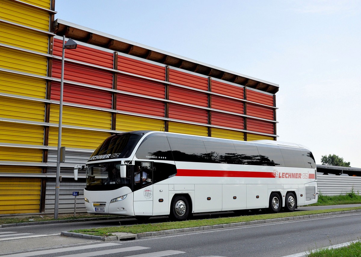 NEOPLAN CITYLINER von LECHNER aus der CZ im Juli 2013 in Krems gesehen.