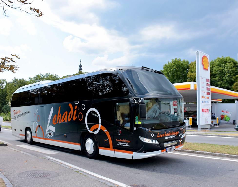 Neoplan Cityliner von Leonhardsberger Reisen aus sterreich 2017 in Krems. 