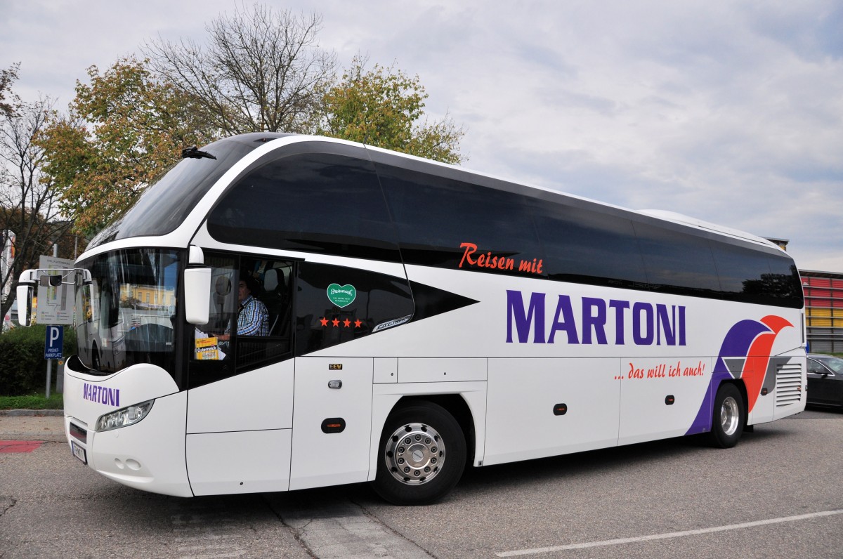 Neoplan Cityliner von Martoni Reisen aus �sterreich am 20.9.2014 in Krems gesehen.