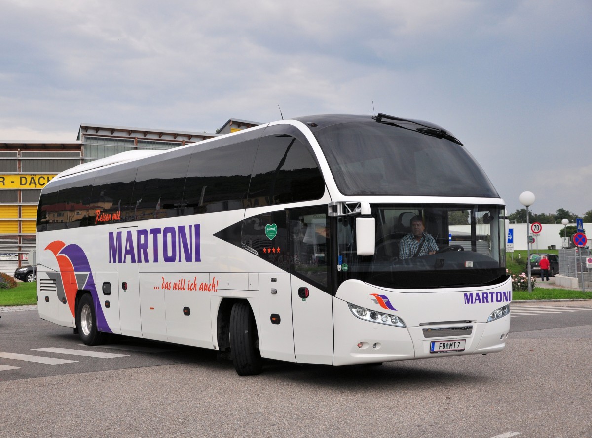 Neoplan Cityliner von Martoni Reisen aus �sterreich am 20.9.2014 in Krems gesehen.