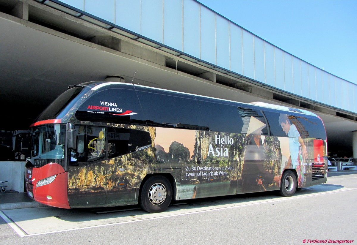 NEOPLAN CITYLINER vom Postbus BB,Vienna Airport Lines,Schwechat im Juli 2013. 