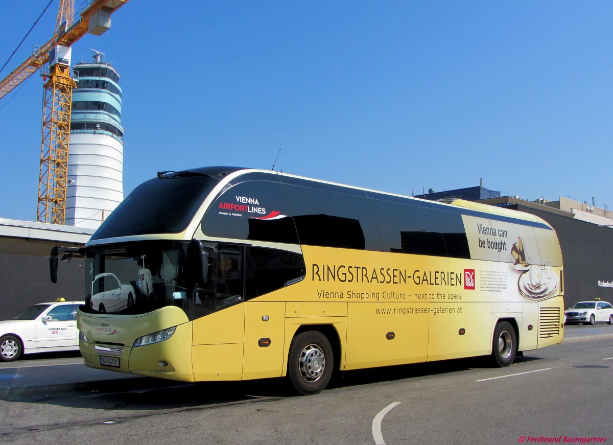 NEOPLAN CITYLINER vom Postbus �BB,Vienna Airport Lines,Schwechat im Juli 2013. 
