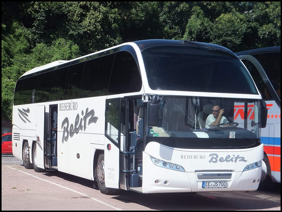 Neoplan Cityliner vom Reiseb�ro Belitz aus Deutschland im Stadthafen Sassnitz. 