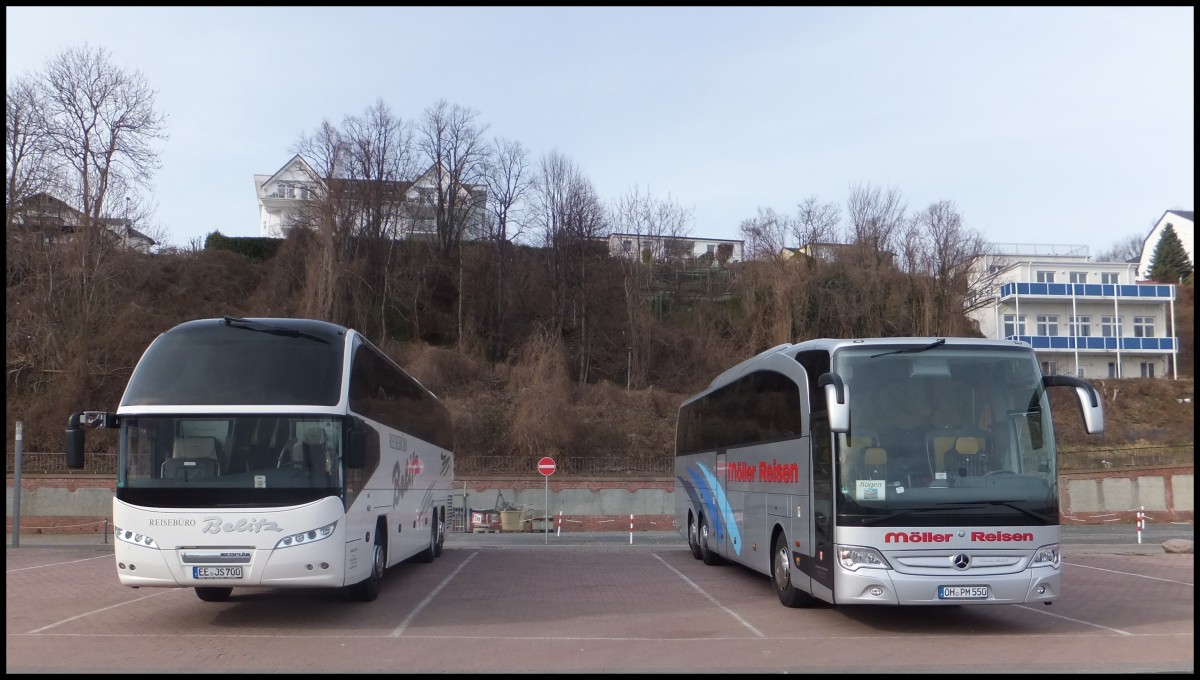 Neoplan Cityliner von Reiseb�ro Belitz aus Deutschland und Mercedes Travego von M�ller Reisen aus Deutschland im Stadthafen Sassnitz.