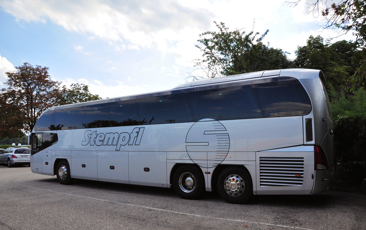 Neoplan Cityliner vom Reiseb�ro Stempfl aus der BRD in Krems gesehen.