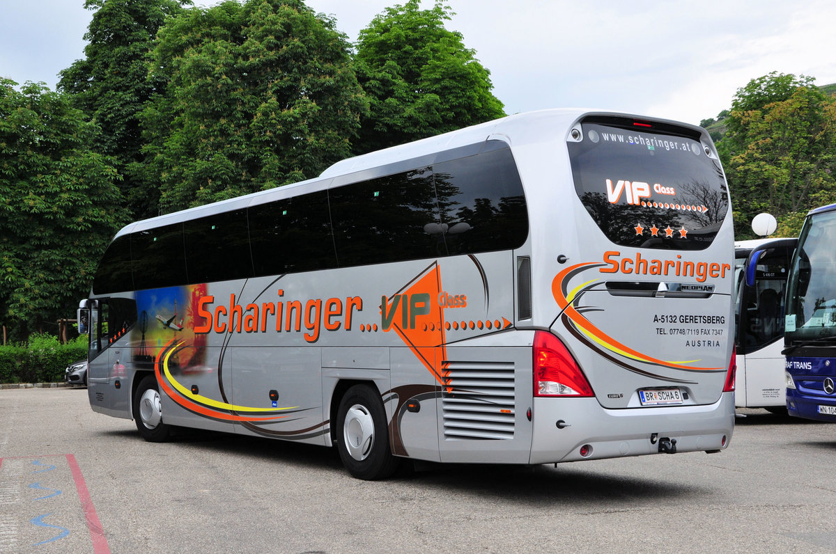 Neoplan Cityliner von SCHARINGER Reisen aus Ober�sterreich in Krems gesehen.