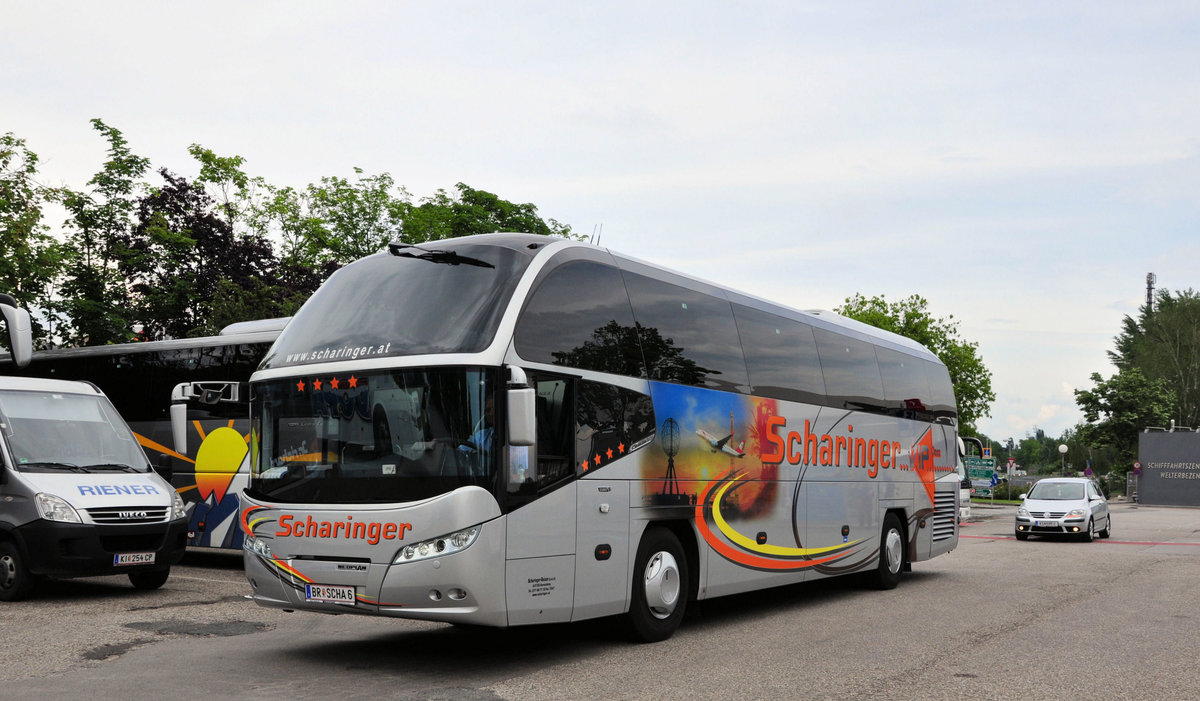 Neoplan Cityliner von SCHARINGER Reisen aus Ober�sterreich in Krems gesehen.