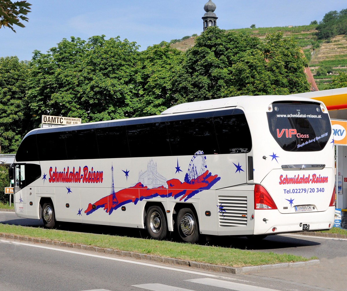 Neoplan Cityliner von Schmidatal Reisen aus �sterreich im Juni 2015 in Krems unterwegs.