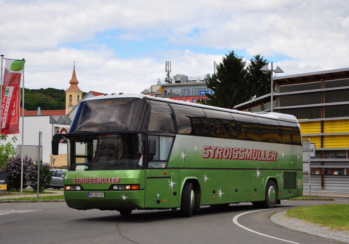 Neoplan Cityliner von Stroissm�ller aus Wels/Ober�sterreich in Krems gesehen.