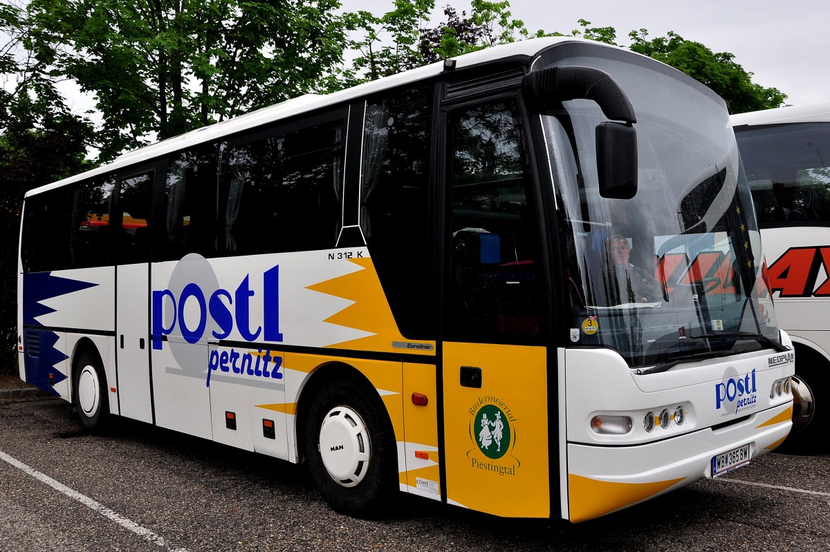 Neoplan Euroliner von Postl Reisen aus Nieder�sterreich am 20.5.2015 in Krems.