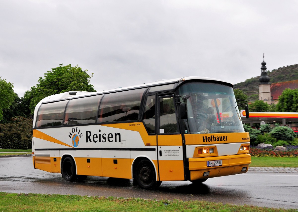 Neoplan N208 Jetliner von Wilhelm Hofbauer Reisen aus �sterreich am 17.Mai 2014 in Krems gesehen.