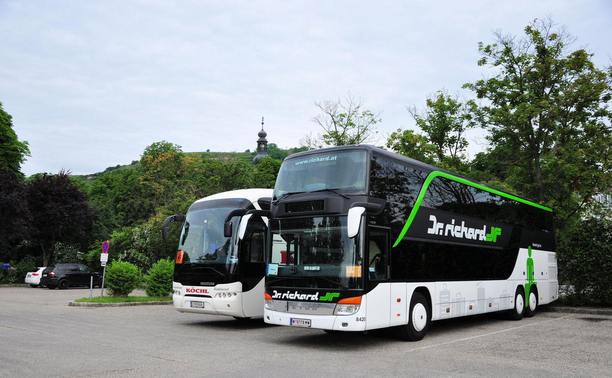 Neoplan Skyliner von Dr. Richard Reisen aus Wien und links ein Neoplan Tourliner von K�chl Reisen in Krems gesehen.