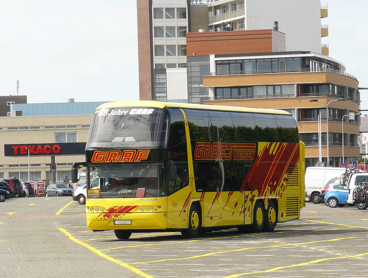 Neoplan Skyliner Reisebus der Firma Graf aus Deutschland. Noordwijk, Niederlande 22-06-2014.

Neoplan Skyliner reisbus van de firma Graf uit Duitsland. Wantveld, Noordwijk 22-06-2014.