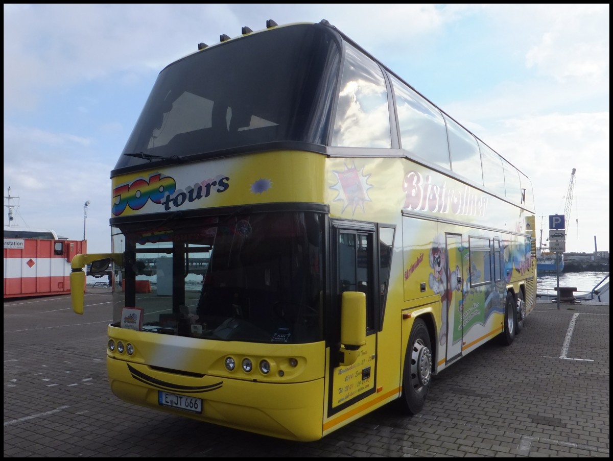 Neoplan Spaceliner von JobTours aus Deutschland im Stadthafen Sassnitz.