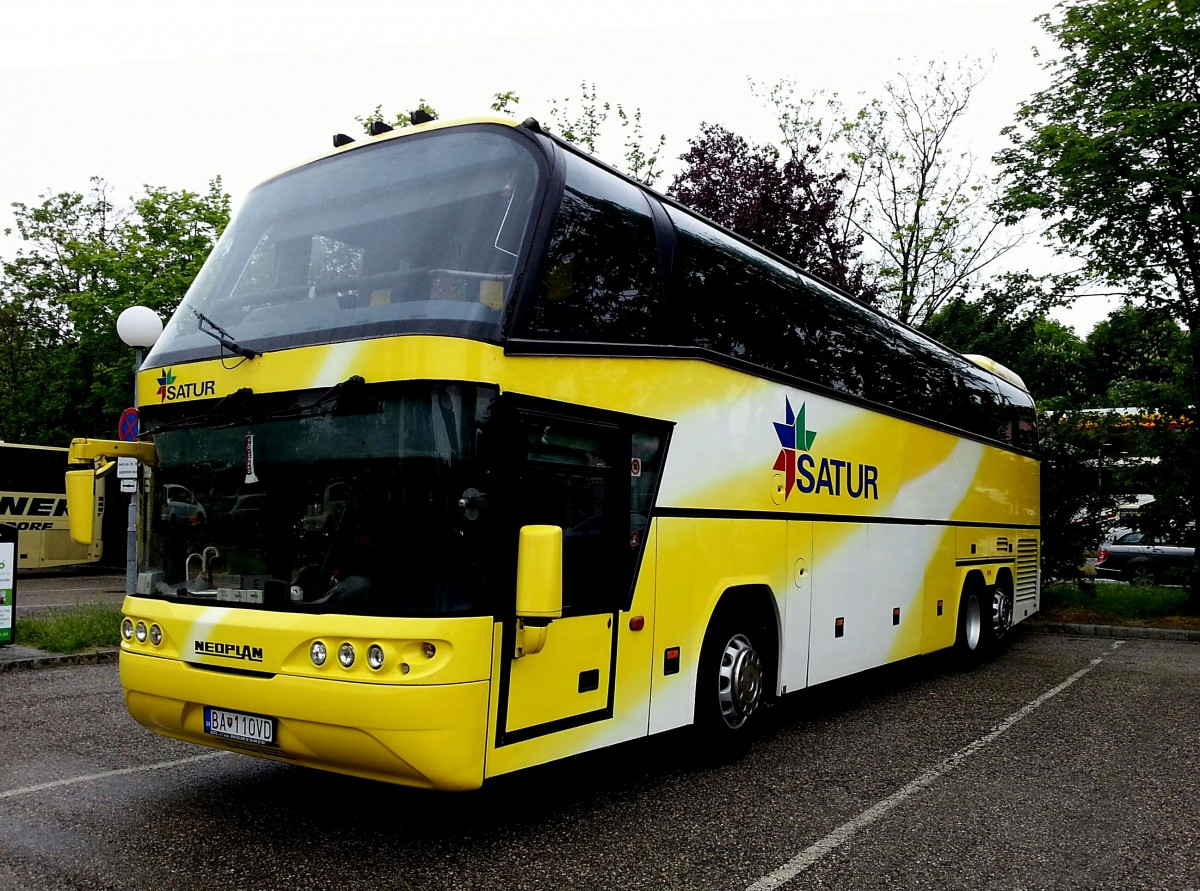 Neoplan Spaceliner von SATUR / SK im Mai 2014 in Krems.