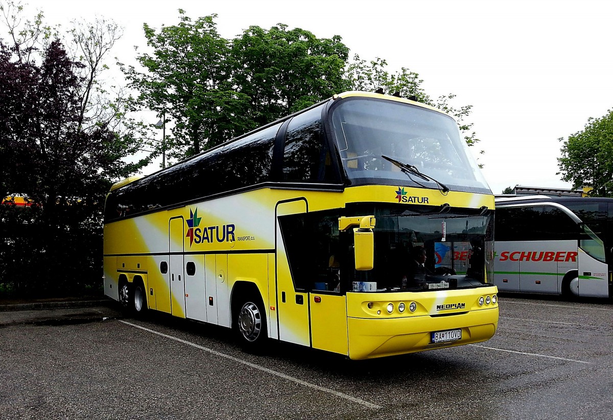 Neoplan Spaceliner von SATUR/SK im Mai 2014 in Krems.