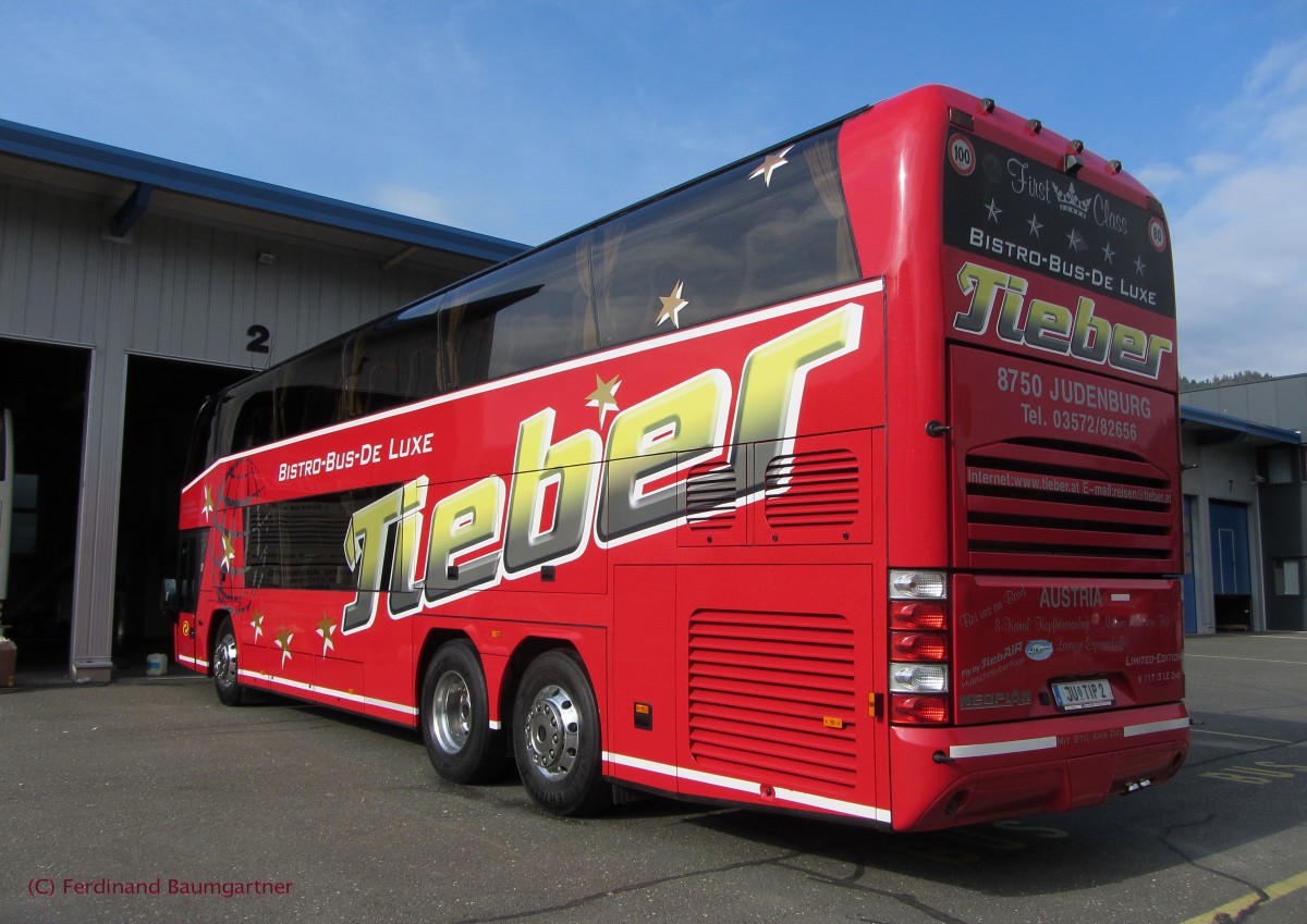 Neoplan Spaceliner von Tieber aus sterreich am Firmensitz im Herbst 2013.