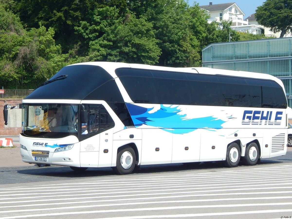Neoplan Starliner von Gehle aus Deutschland im Stadthafen Sassnitz.