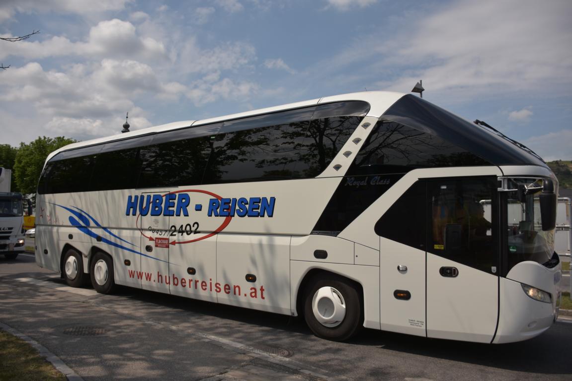 Neoplan Starliner von HUBER Reisen aus �sterreich im Mai 2018 in Krems.