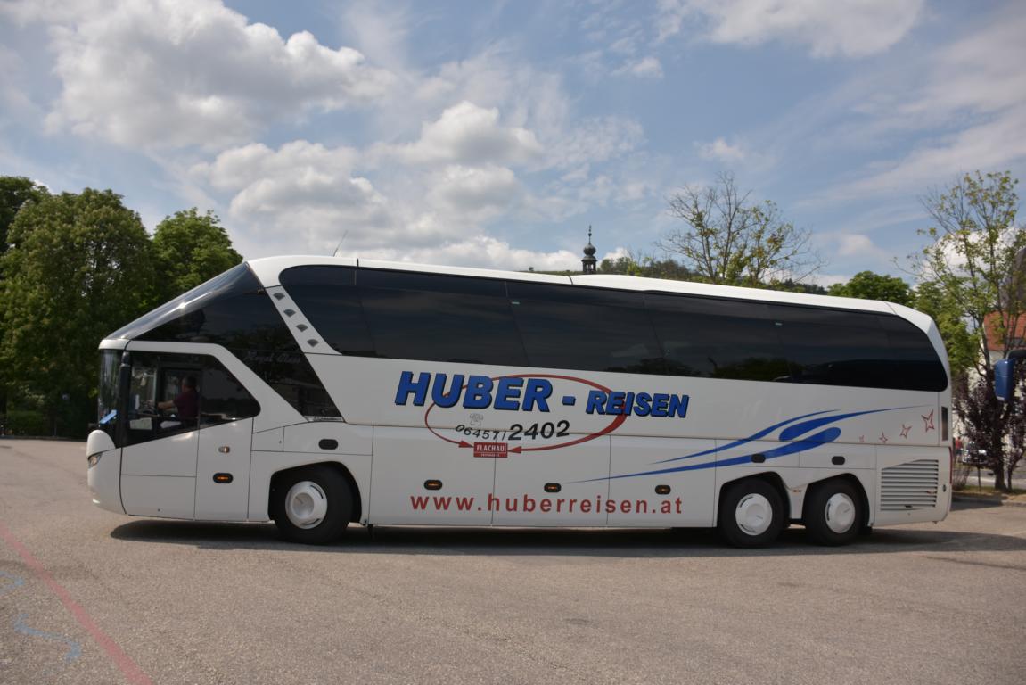 Neoplan Starliner von Huber Reisen aus �sterreich im Mai 2018 in Krems.