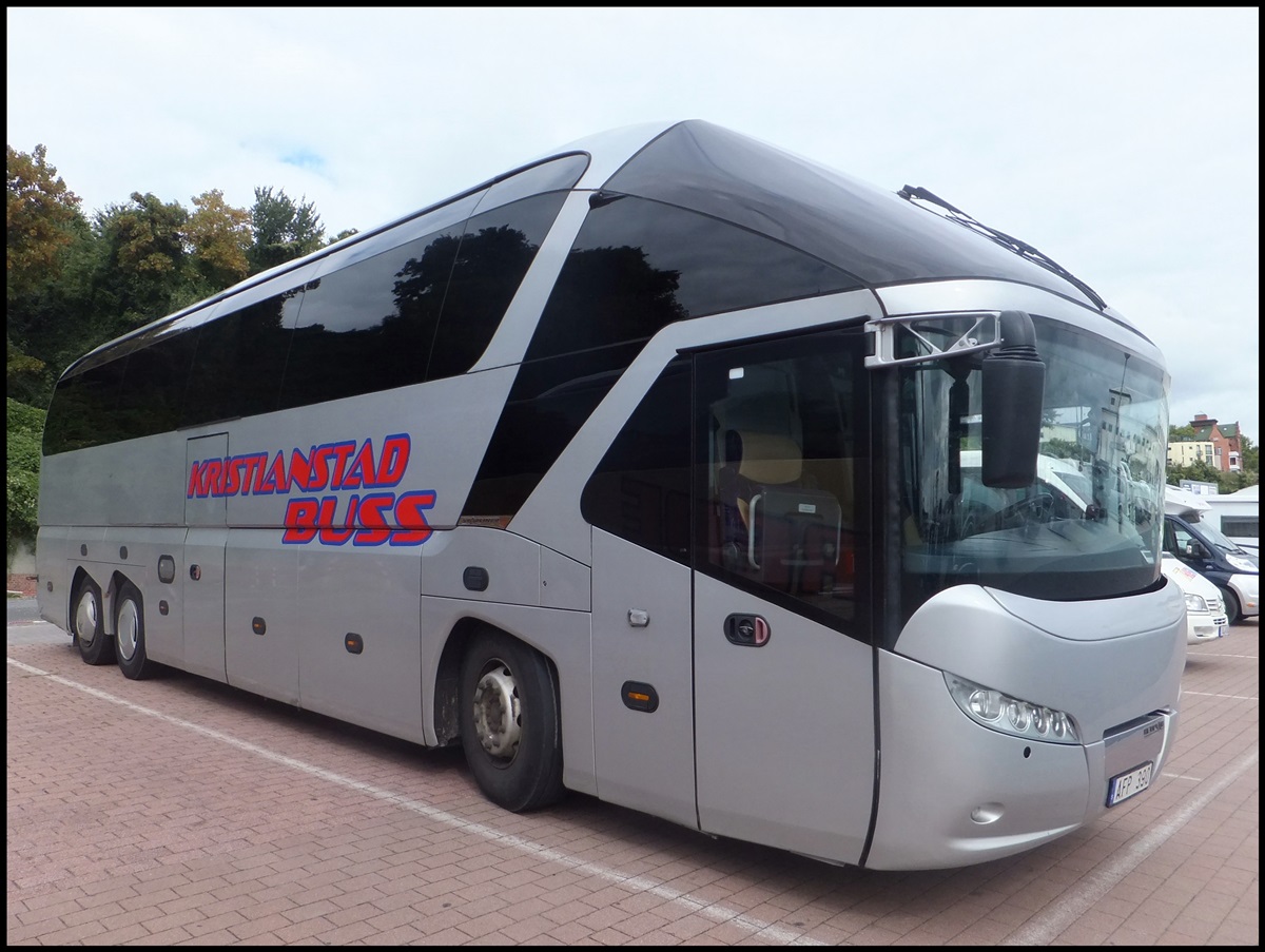 Neoplan Starliner von Kristlanstad Buss aus Schweden im Stadthafen Sassnitz.