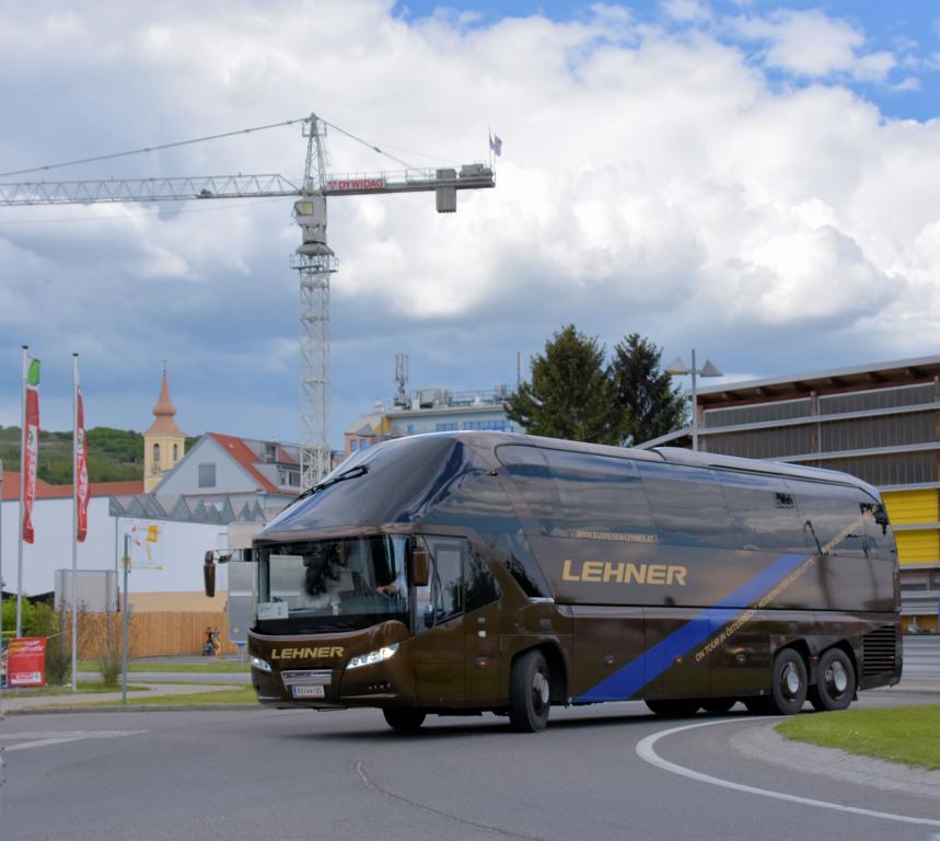 Neoplan Starliner von LEHNER Reisen aus Ober�sterreich in Krems. 
