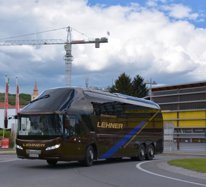 Neoplan Starliner von LEHNER Reisen aus Ober�sterreich in Krems. 