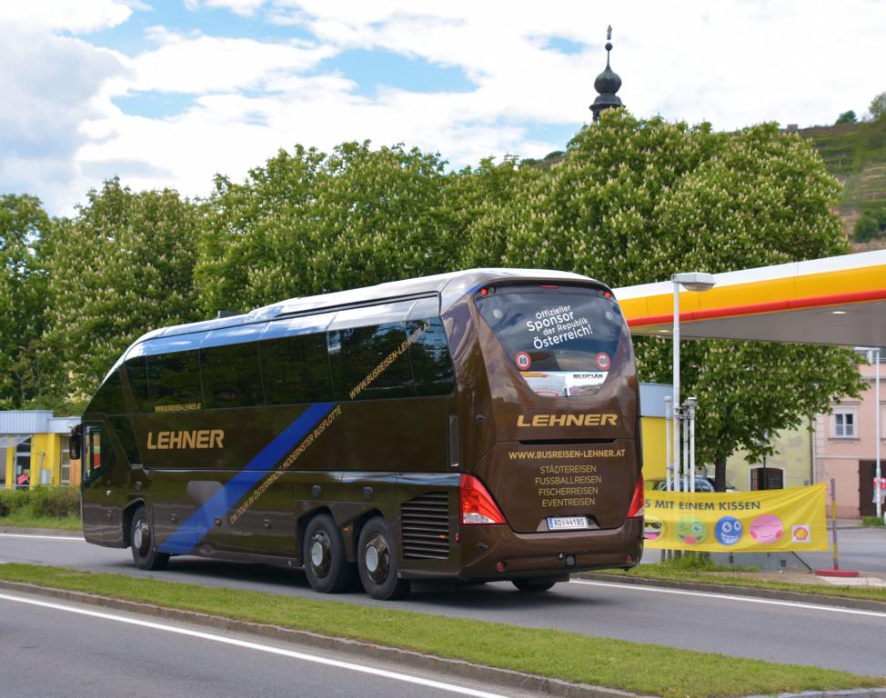 Neoplan Starliner von LEHNER Reisen aus Ober�sterreich in Krems. 
