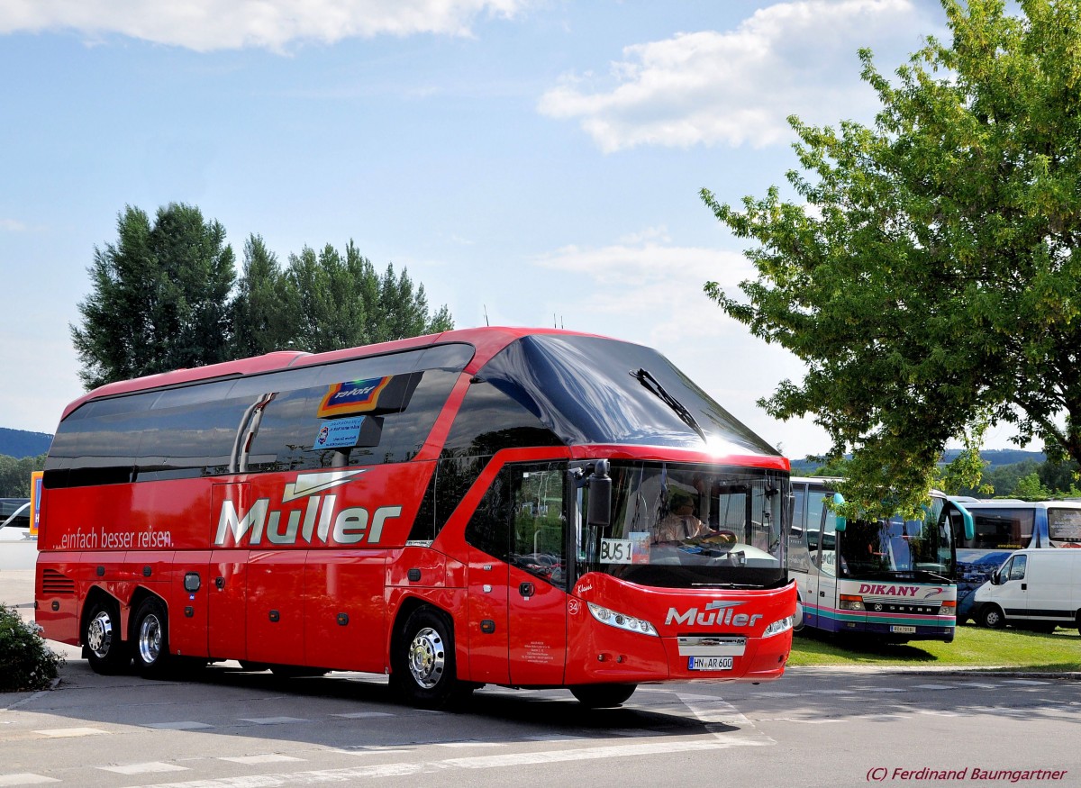 NEOPLAN STARLINER von MLLER Reisen aus Deutschland am 13.7.2013 in Krems unterwegs.