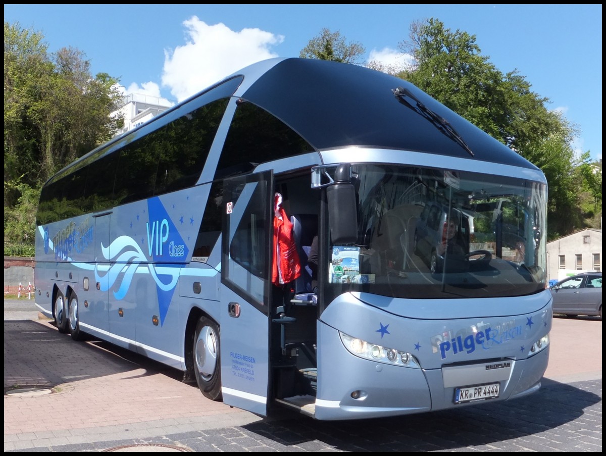 Neoplan Starliner von Pilger Reisen aus Deutschland im Stadthafen Sassnitz.