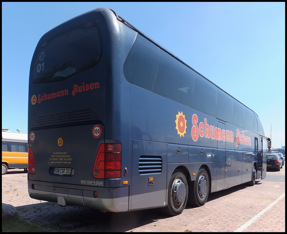 Neoplan Starliner von Schumann Reisen aus Deutschland im Stadthafen Sassnitz.