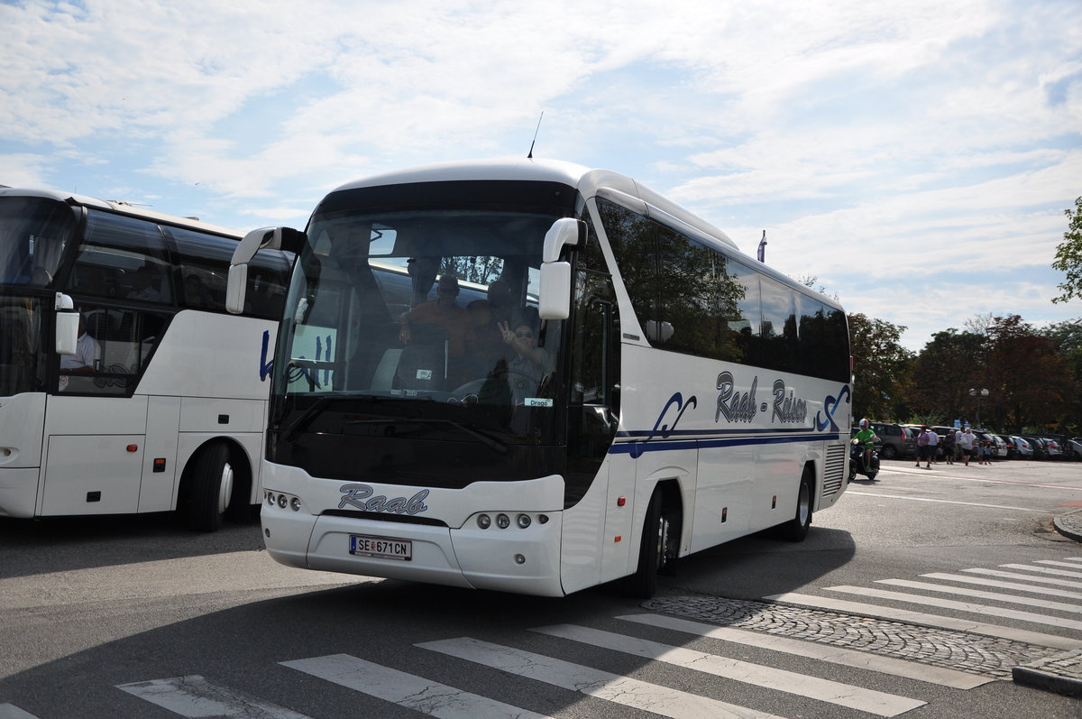 Neoplan Tourliner von RAAB Reisen aus �sterreich in Krems gesehen.
