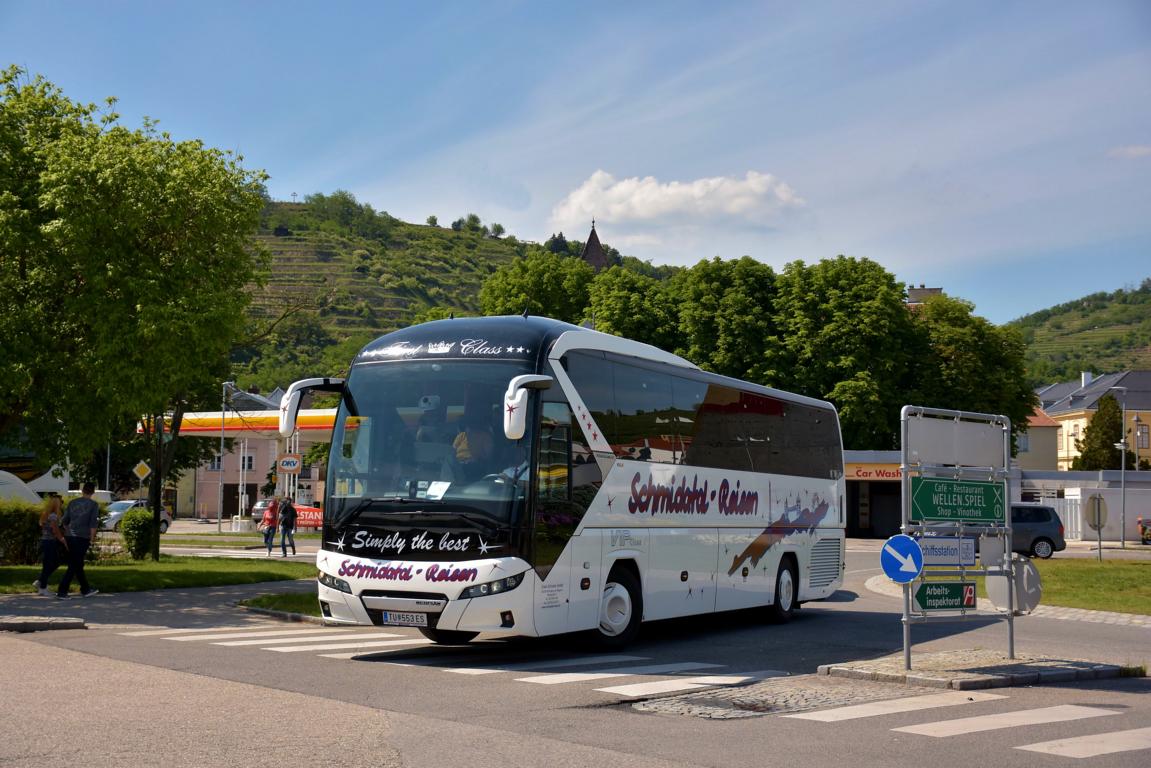Neoplan Tourliner von Schmidatal Reisen aus �sterreich im Mai 2018 in Krems.