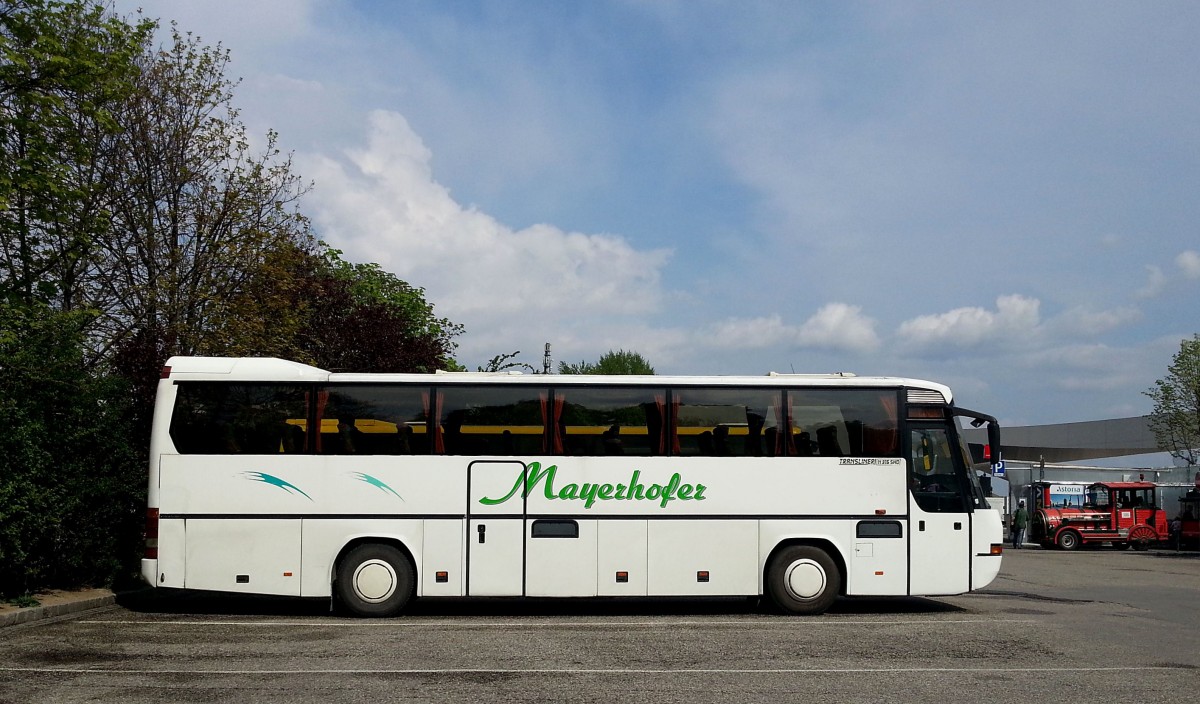 Neoplan Transliner von Mayerhofer Reisen aus sterreich im April 2014 in Krems gesehen.