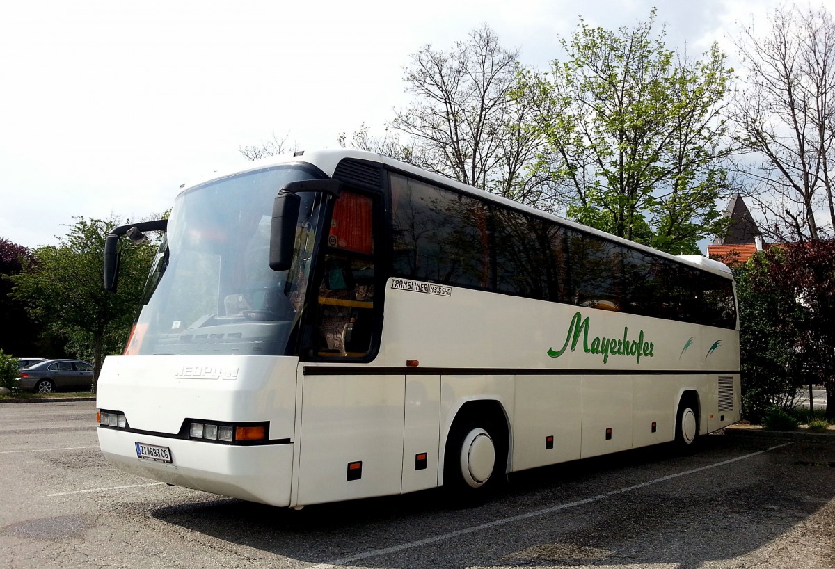 Neoplan Transliner von Mayerhofer Reisen aus sterreich im April 2014 in Krems gesehen.