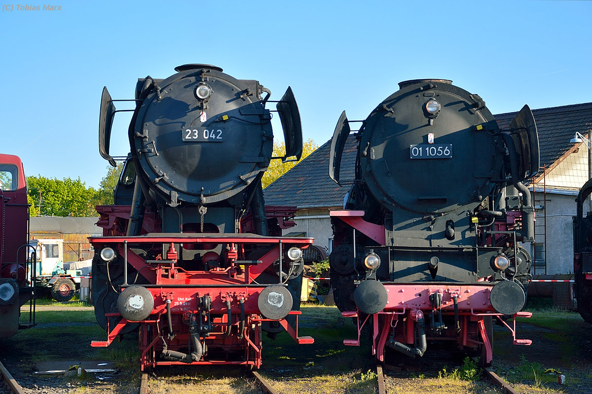 Neubaulok trifft Neubaukessel.
23 042 neben 01 1056 am morgen des 05.05.2016.