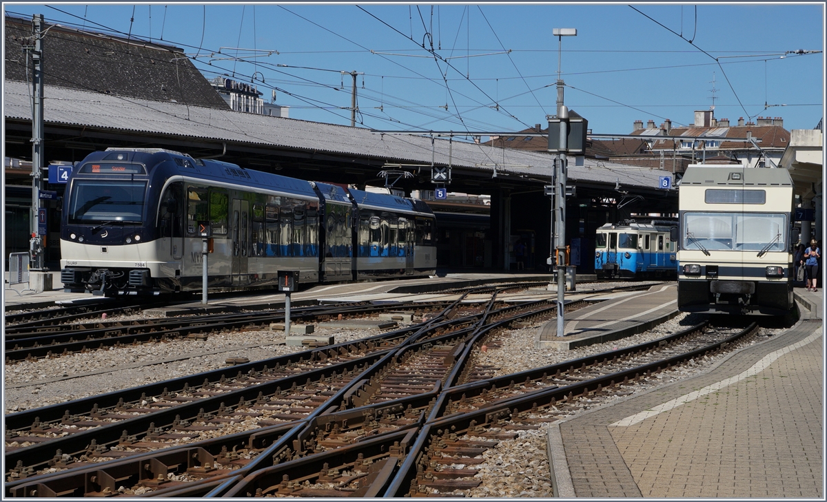  Neue  und  alte  GTW in Montreux: Links im Bild ist der CEV MVR ABeh 2/6 7504  VEVEY  zu sehen und recht der rund 20 Jahre ältere CEV MVR Be 2/6. Im Hintergrund, etwas versteckt, ist  zudem noch ein MOB ABDe 8/8 zu erkennen.

7. Aug. 2018