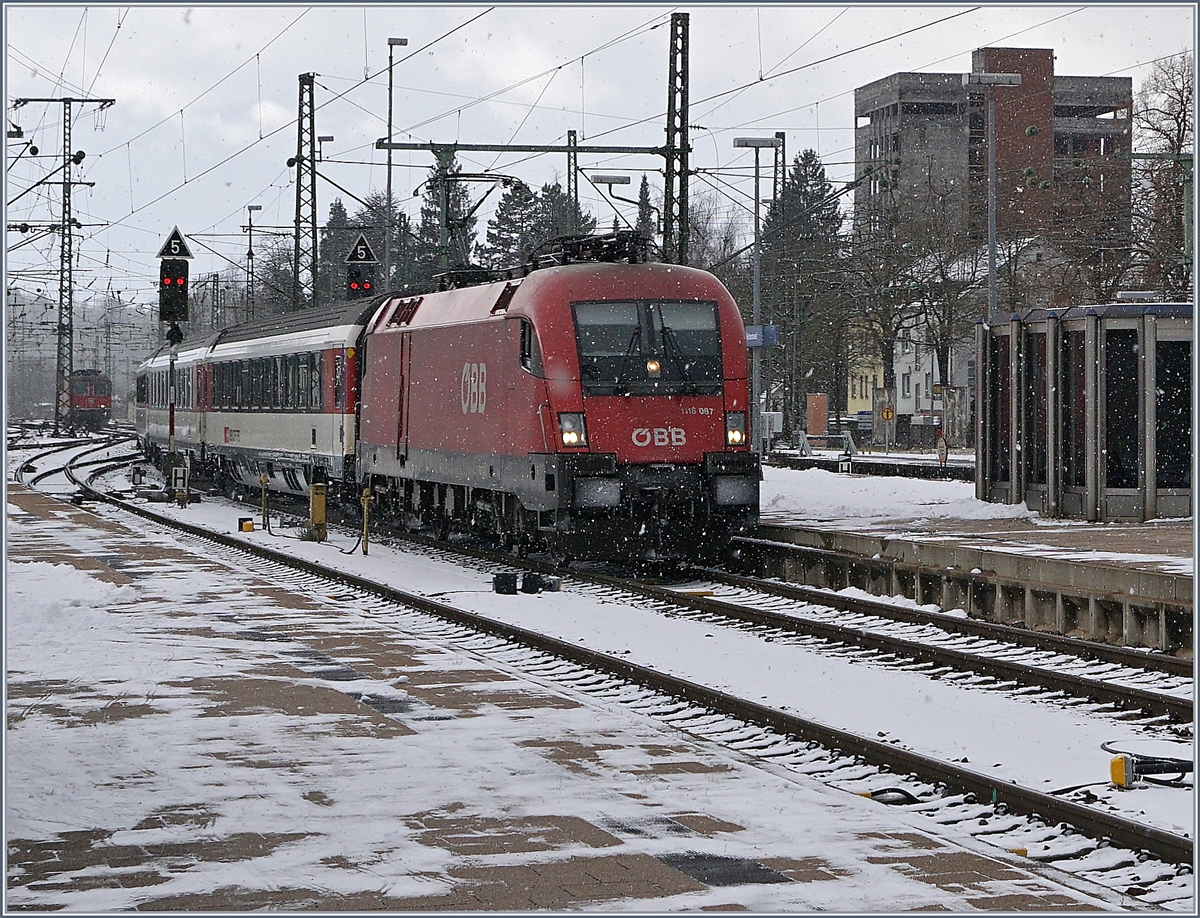 Neuerdigs übernehmen ÖBB 1016/1116 die Traktion der internationalen IC Züge auf der Gäubahn Stuttgart - Singen. Das Bild zeigt die 1116 087 bei der Ankunft in Singen.
9. Dez. 2017