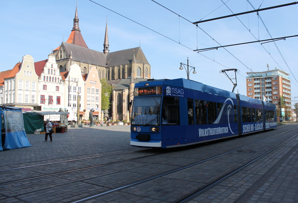 NGT 6 Wagen(688)als Linie 4 von Mensa nach Rostock Haltepunkt Dierkow am Neuen Markt. 06.05.2016