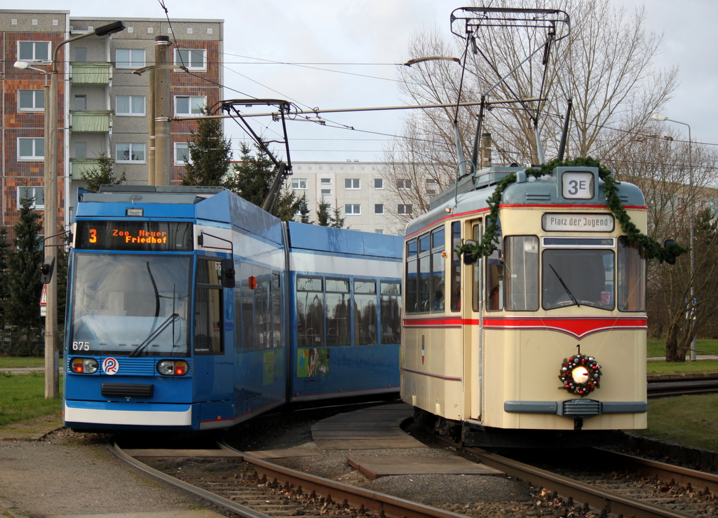 NGT6 in Rostock-Dierkow auf dem Nachbargleis steht die historische Straenbahn als Linie 3E Richtung Platz der Jugend, Rostock.07.12.2013