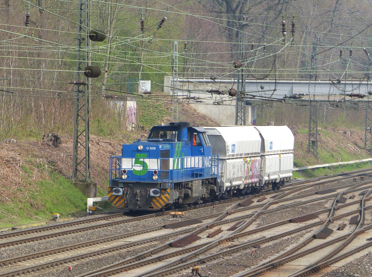 NIAG Diesellok 5 Abzweig Lotharstrasse, Forsthausweg, Duisburg 12-04-2018.

NIAG dieselloc 5 Abzweig Lotharstrasse, Forsthausweg, Duisburg 12-04-2018.