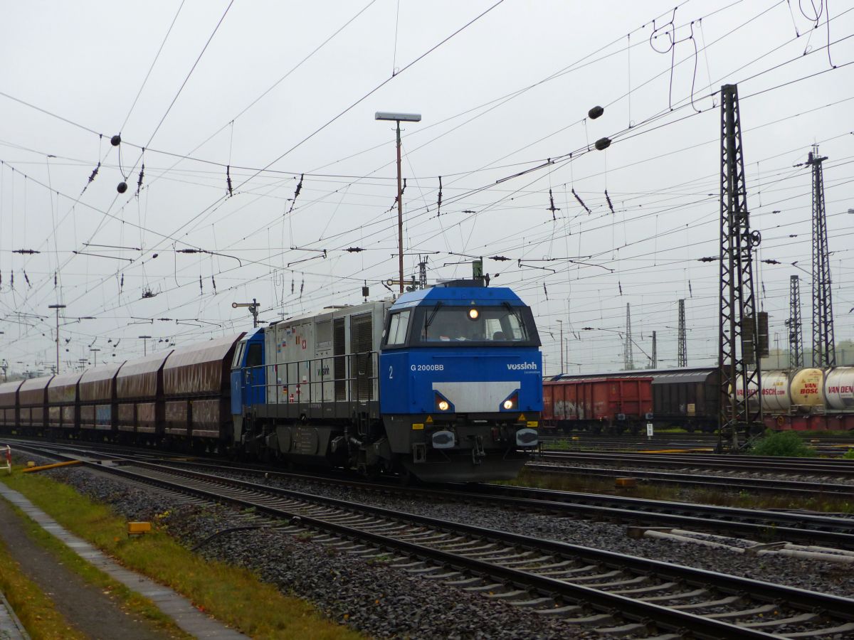 NIAG (Niederrheinische Verkehrsbetriebe AG) Vossloh G2000BB Diesellok 272 001-9 Gterbahnhof Oberhausen West 20-10-2016.

NIAG (Niederrheinische Verkehrsbetriebe AG) Vossloh G2000BB dieselloc 272 001-9 goederenstation Oberhausen West 20-10-2016.