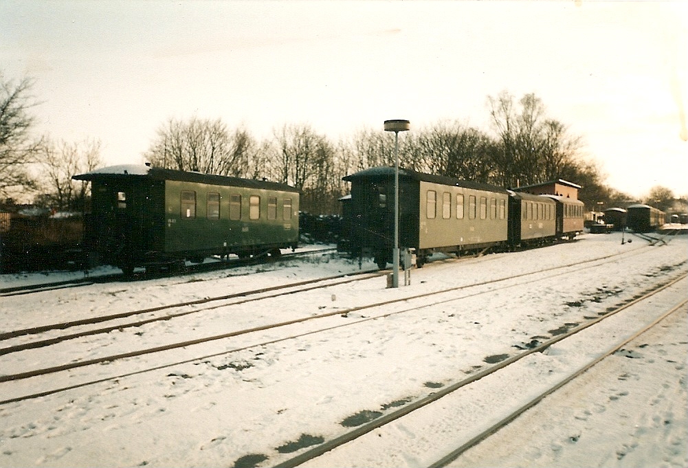 Nicht alle Reisezugwagen werden über Winter gebraucht,so stehen die nicht gebrauchten Wagen abgestellt in Putbus.