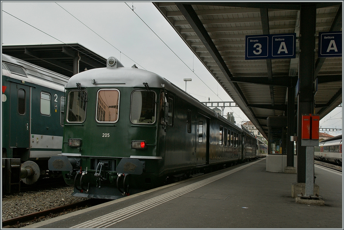 Nicht ganz stilecht, aber passend: der ex SBB BDT ergnzt den MThB ABDe 4/4 zum Pendelzug.
Locarno, den 15. Sept. 2013