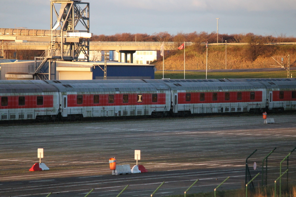 Nicht mehr benötigte Schlafwagen stehen im Fährhafen Sassnitz-Mukran rum.25.12.2020