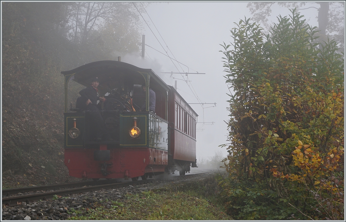Nicht nur die Bahn, auch die Museumsbahn fährt bei jedem Wetter: die G 2/2 N° 4  Rimini  bei Chaulin. 

31. Okt. 2022   