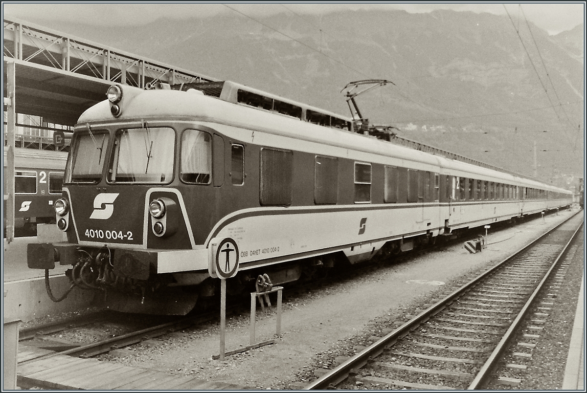Nicht nur formschön, sondern auch sehr komfortabel waren die ÖBB ET 4010; im Bild der 4010 004-2 in Innsbruck, ein Analogbild vom September 1993.

