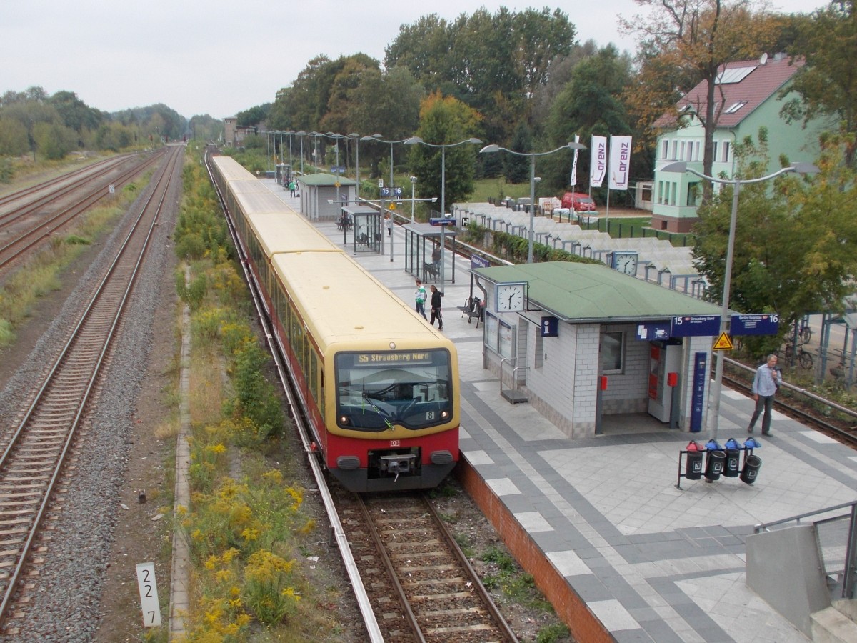 Nicht weit von Rüdersdorf(b.Berlin)liegt Fredersdorf wo der 481 182,am 14.September 2014,im dortigen Bahnhof eintraf um dann weiter nach Strausberg zufahren.